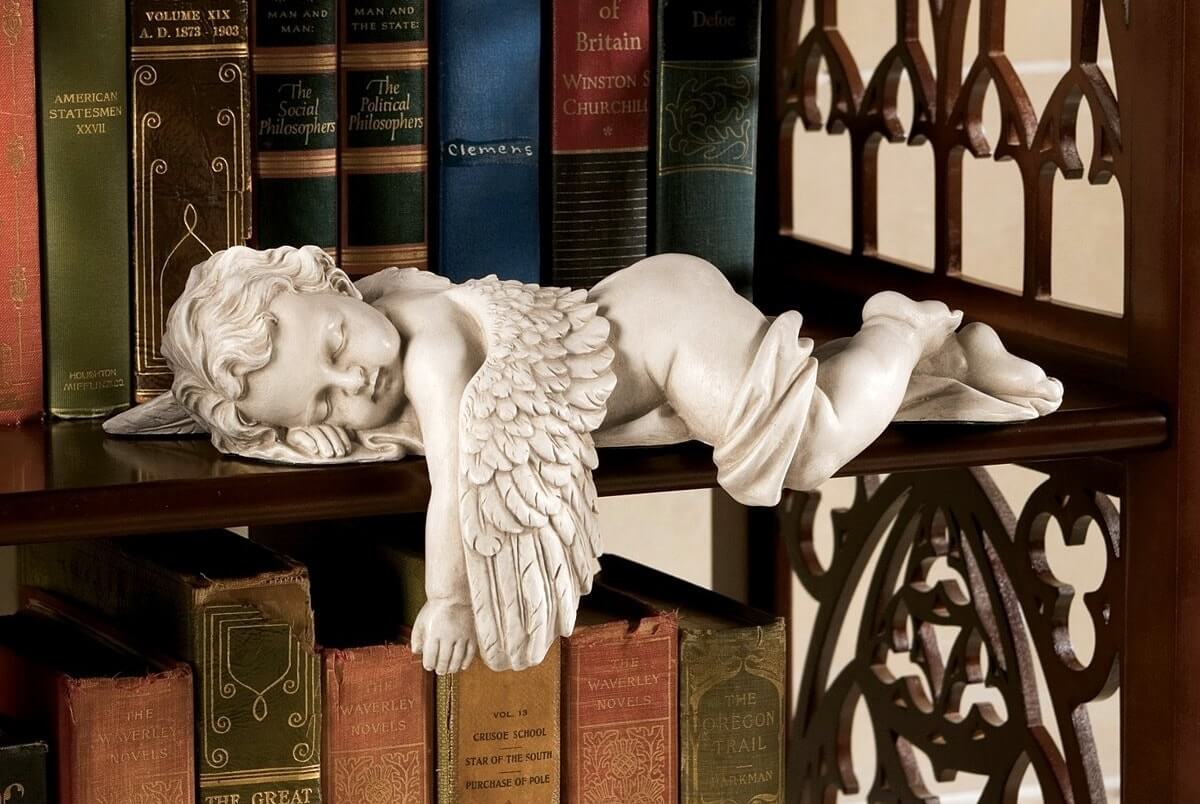 Статуэтка ангела для интерьера в готическом стиле