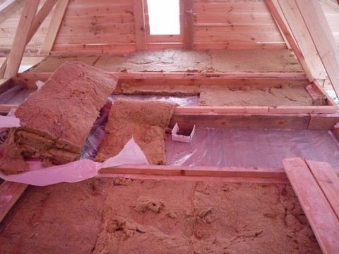 Укладка утеплителя между балками