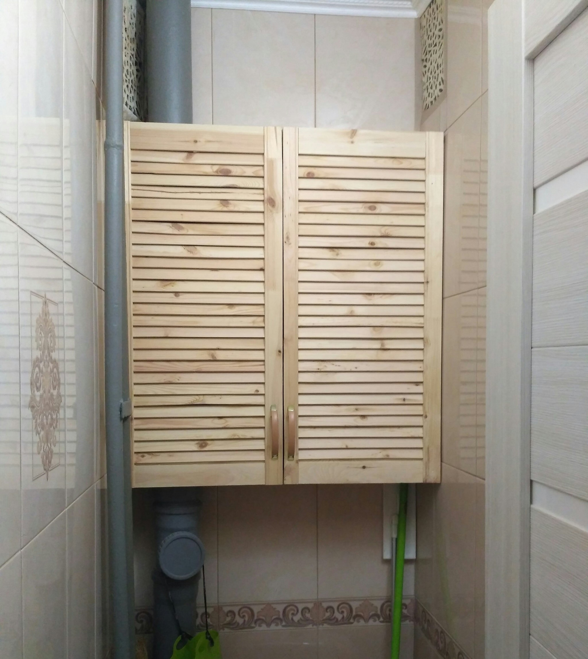 шкаф для туалета из древесины