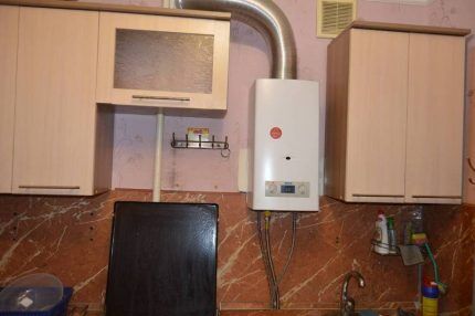Водонагреватель на кухне Газовый водонагреватель на кухне