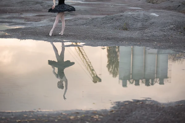 Ballerina on gravel — стоковое изображение Ballerina on gravel — стоковое фото