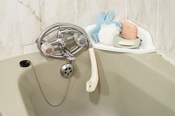Подробная информация о ванной: кран, кран, Губка, пробку и мыло — стоковое фото