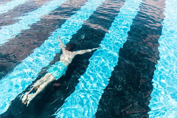 Man Swimming Water Blue Swimming Pool — стоковое изображение Man Swimming Water Blue Swimming Pool — стоковое фото