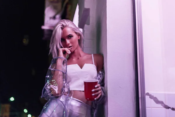 Beautiful Young Woman Red Plastic Cup Street Night Pink Light — стоковое изображение Beautiful Young Woman Red Plastic Cup Street Night Pink Light — стоковое фото