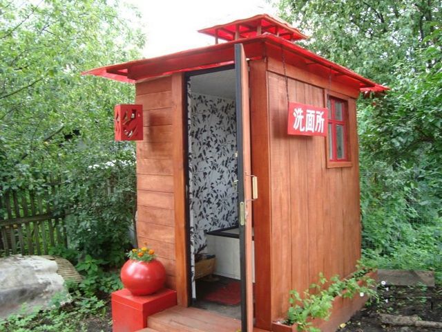 Даже самый традиционный домик туалета можно оформить по разному