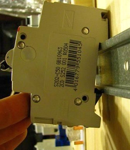 Установить современные выключатели на стандартную DIN-рейку — минутная задача, не требующая ни специального инструмента, ни приложения больших усилий.