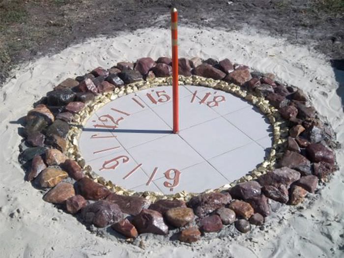 Солнечные часы в ландшафте частного сада