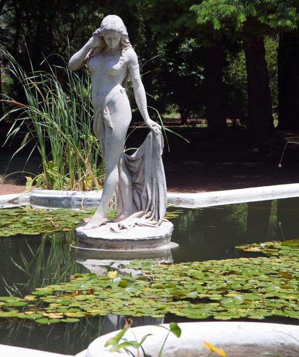 Скульптура девушки купальщицы в оформление садового водоема