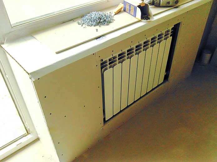Монтаж листов гипсокартона на декоративном коробе системы отопления