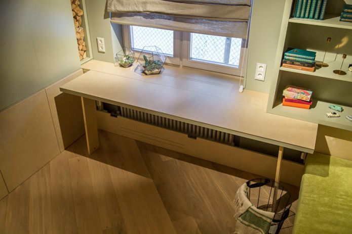 Рабочий стол вместо подоконника в комнате подростка