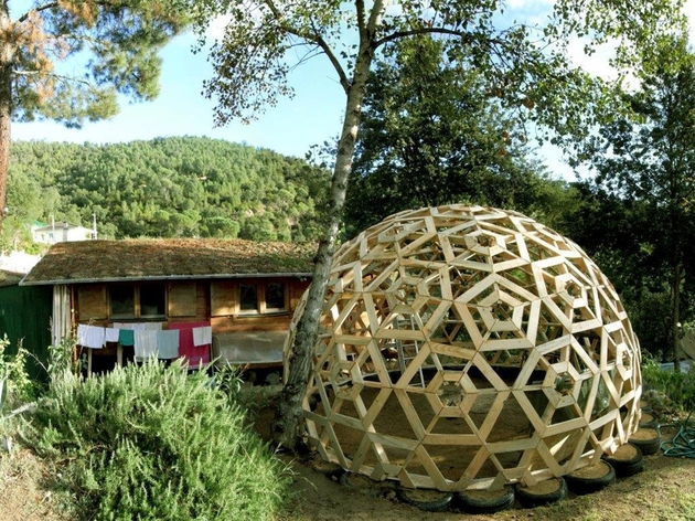 diy wooden dome built from pallets 1 full thumb 630x472 24146 DIY Wooden Dome Built From Pallets