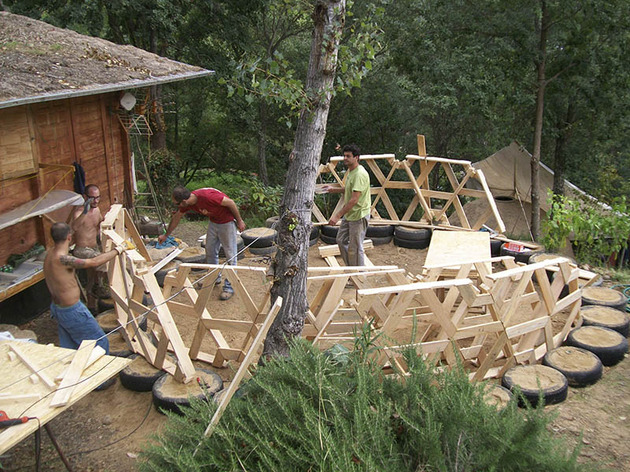 diy-wooden-dome-built-from-pallets-10.jpg