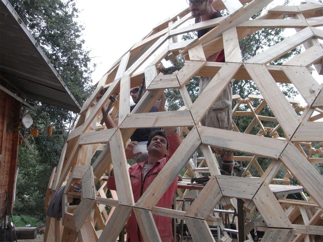 diy wooden dome built from pallets 2 construction side thumb 630x472 24148 DIY Wooden Dome Built From Pallets
