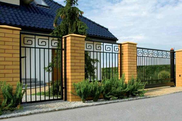Сколько отступать дом от забора